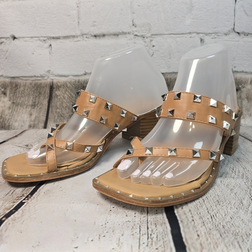 MADDEN GIRL RIDLEY SILVER STUDDED BAND TAN SANDAL BLOCK HEEL WOMENS 7 EUC